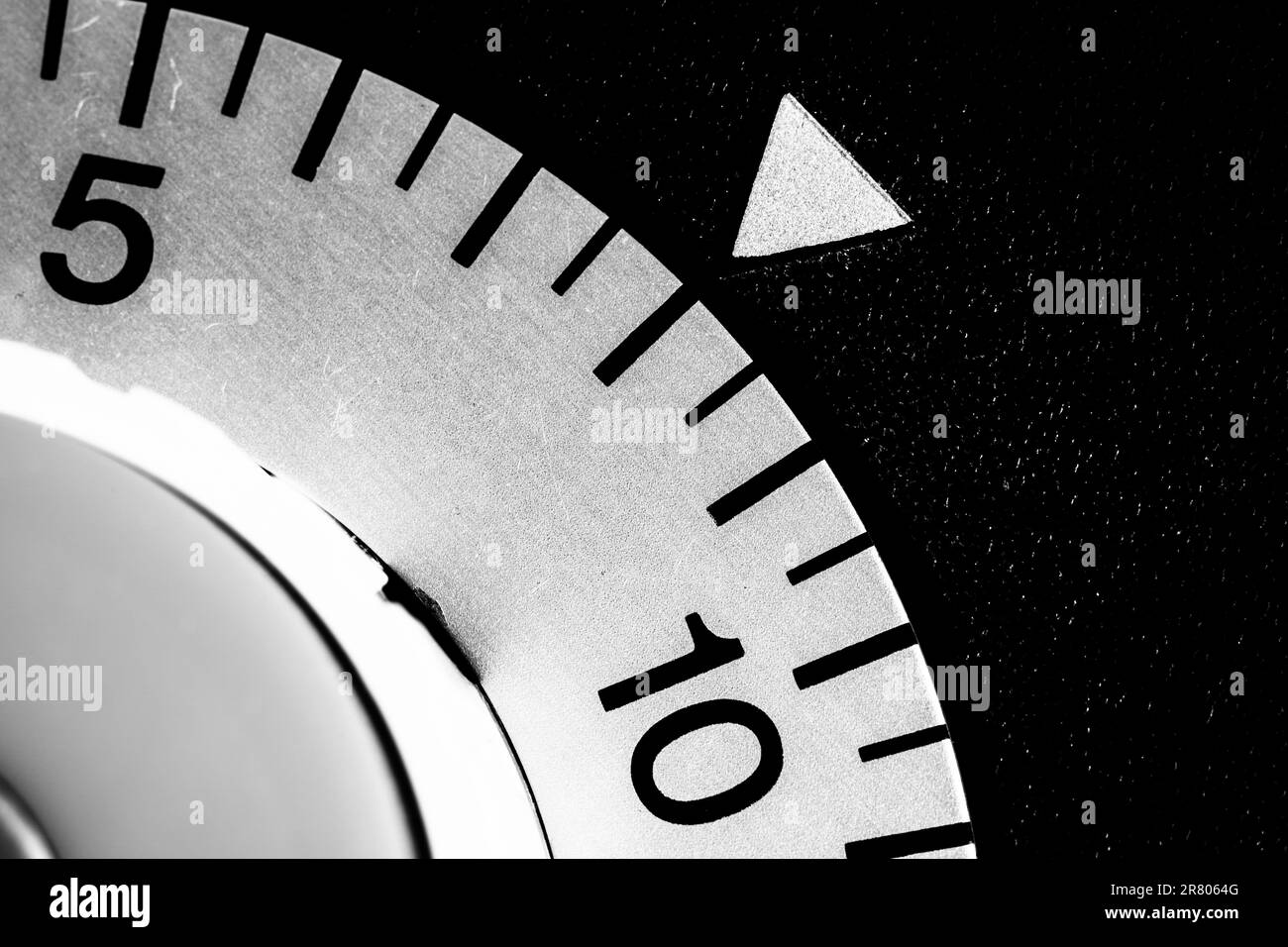 gros plan monochrome d'une minuterie de laboratoire analogique réglée sur huit Banque D'Images