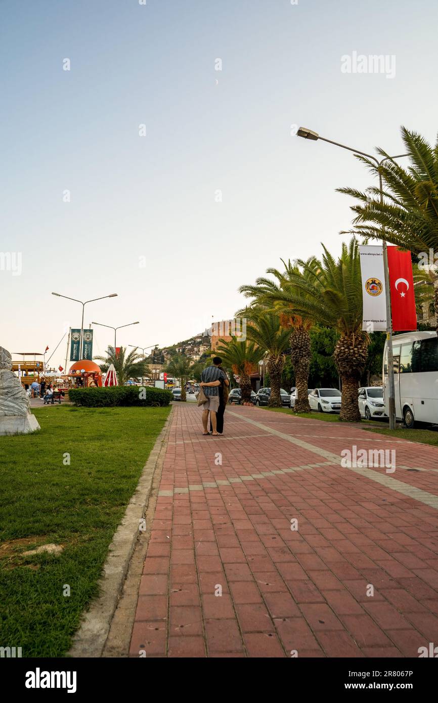 Alanya, Turquie - 12 septembre 2021: Un homme et une femme qui s'embrasse dans une rue d'alanya Banque D'Images