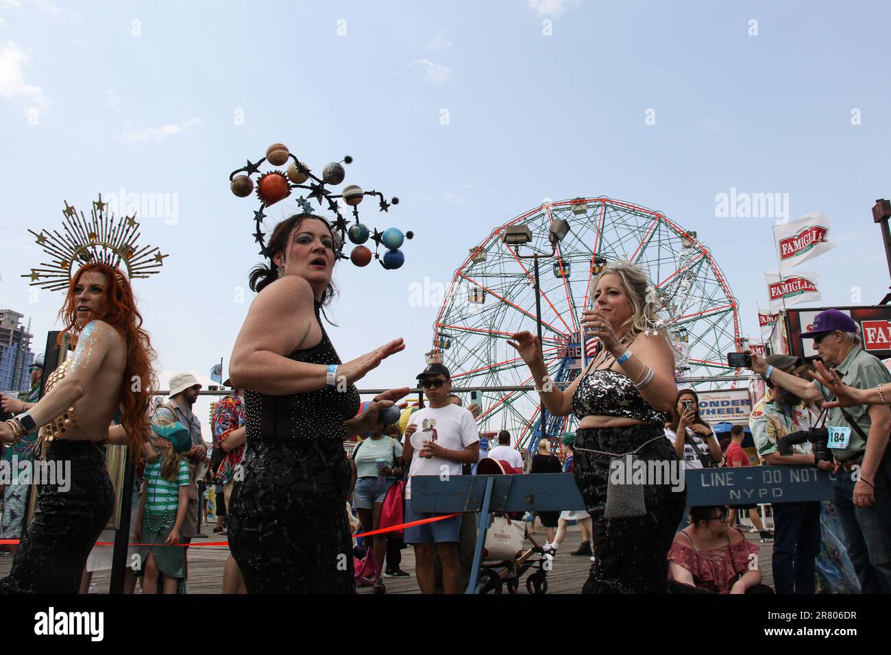 Brooklyn, États-Unis. 17th juin 2023. Les gens regardent et participent à la parade annuelle de la sirène de l'île Coney tenue à Brooklyn, NY sur 17 juin, 2023The la parade de la sirène a été fondée en 1983 à l'île Coney aux États-Unis. La Mermaid Parade rend hommage au Mardi gras oublié de Coney Island avec des gens qui se dressent comme des créatures marines et d'autres tenues nautiques, qui ont duré de 1903 à 1954 et tire d'une foule d'autres sources, ce qui a donné lieu à un événement merveilleux et louche qui est unique à Coney Island. (Photo par Erica Price/Sipa USA) crédit: SIPA USA/Alay Live News Banque D'Images