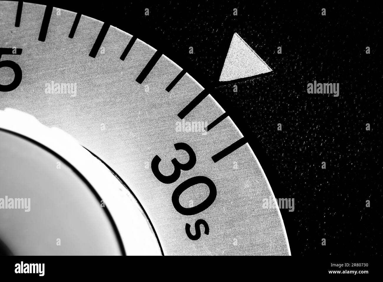 gros plan monochrome d'une minuterie de laboratoire analogique réglée sur 29 Banque D'Images