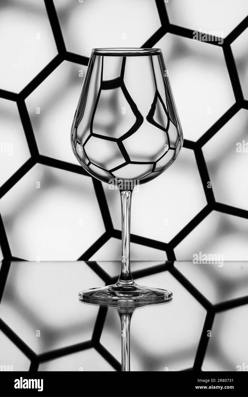 Un verre d'eau fait face à un magnifique arrière-plan Banque D'Images