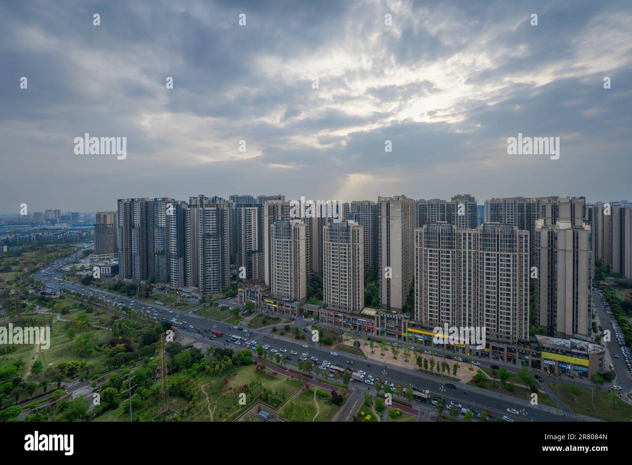 Bâtiments résidentiels de la ville au crépuscule. Banque D'Images