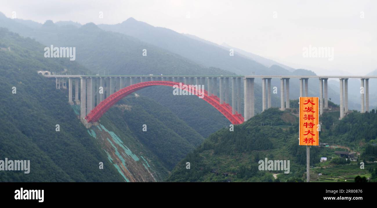 Zunyi, Chine. 18th juin 2023. Photo prise sur 18 juin 2023 montre le Grand pont de Dafaquín dans la ville de Zunyi, province de Guizhou, Chine. Le pont mesure 1 427 mètres de long, 410 mètres de large et 33 mètres de large. (Photo de CFOTO/Sipa USA) crédit: SIPA US/Alay Live News Banque D'Images