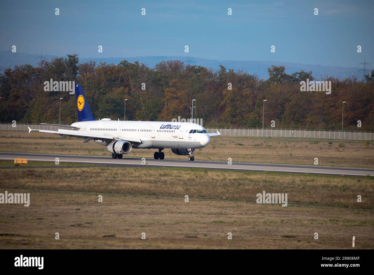 Avion de passagers Airbus A 321 de Lufthansa au départ du plus grand aéroport d'allemagne le 25 octobre 2022, aéroport de Francfort, Allemagne Banque D'Images