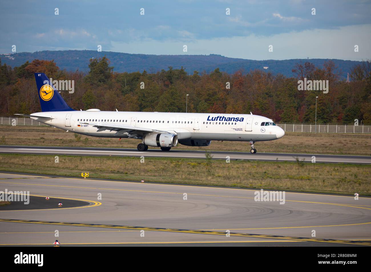 Avion de passagers Airbus A 321 de Lufthansa au départ du plus grand aéroport d'allemagne le 25 octobre 2022, aéroport de Francfort, Allemagne Banque D'Images
