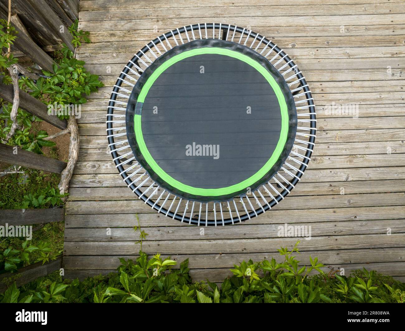 mini trampoline pour se détendre sur une terrasse en bois, vue du dessus  Photo Stock - Alamy