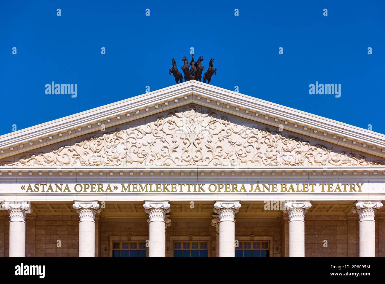 Astana (Nur-Sultan), Kazakhstan - 3 avril 2023 : fronton néoclassique de l'Opéra d'Astana - Nouveau théâtre d'opéra et de ballet Banque D'Images