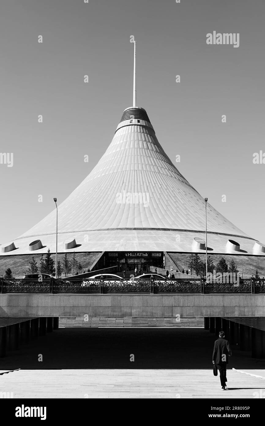 Astana (Nur-Sultan), Kazakhstan - 3 avril 2023: Centre de divertissement Khan Shatyr à Astana. Photographie en noir et blanc Banque D'Images