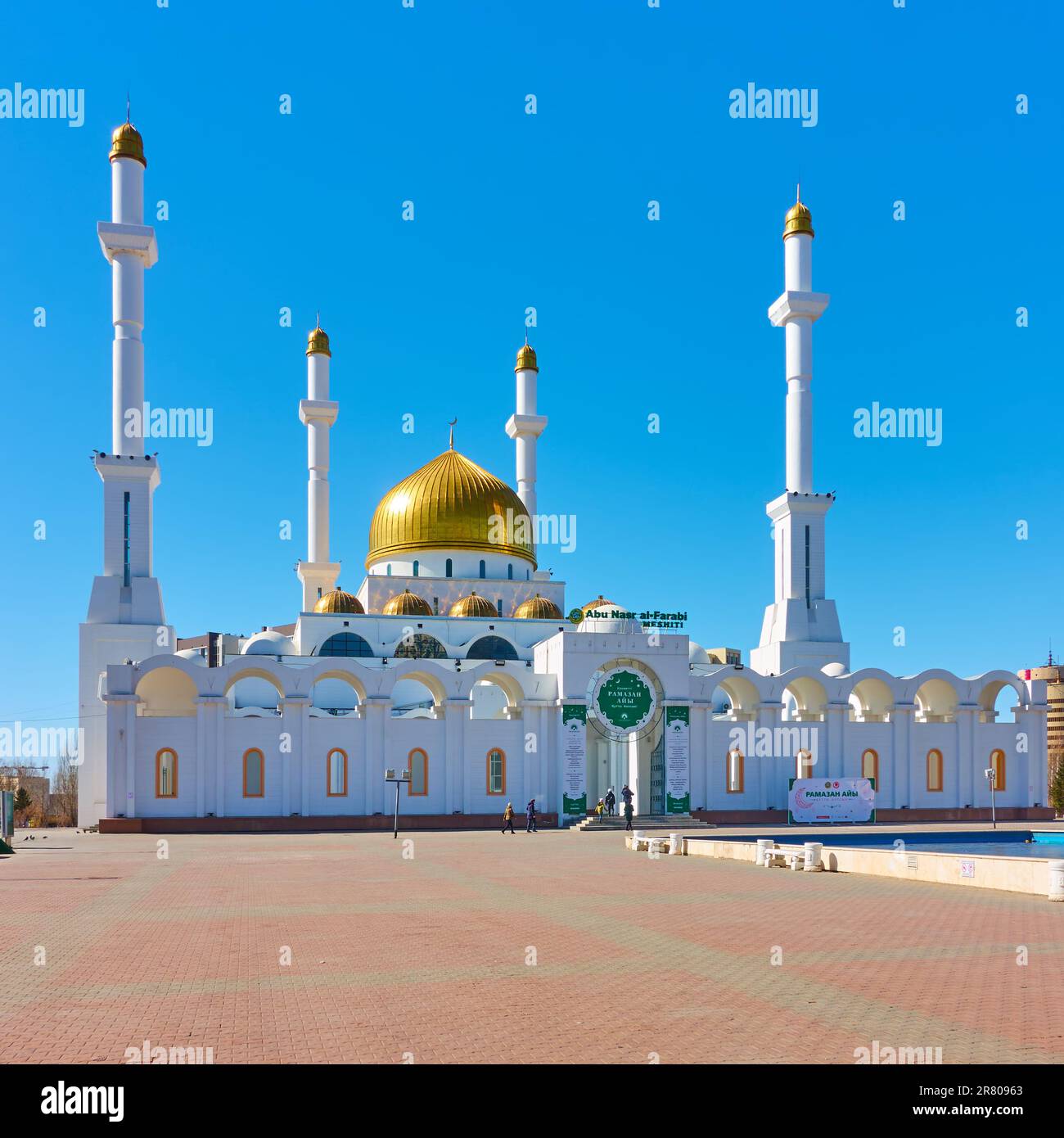 Astana, Kazakhstan - 2 avril 2023 : mosquée Abou Nasr Al-Farabi (anciennement Nur-Astana) à Astana. Vue frontale Banque D'Images