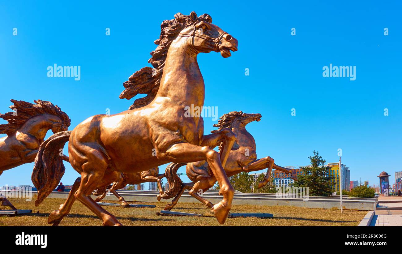 Astana (Nur-Sultan), Kazakhstan - 3 avril 2023 : sculptures de chevaux de course à pied par l'Opéra d'Astana Banque D'Images