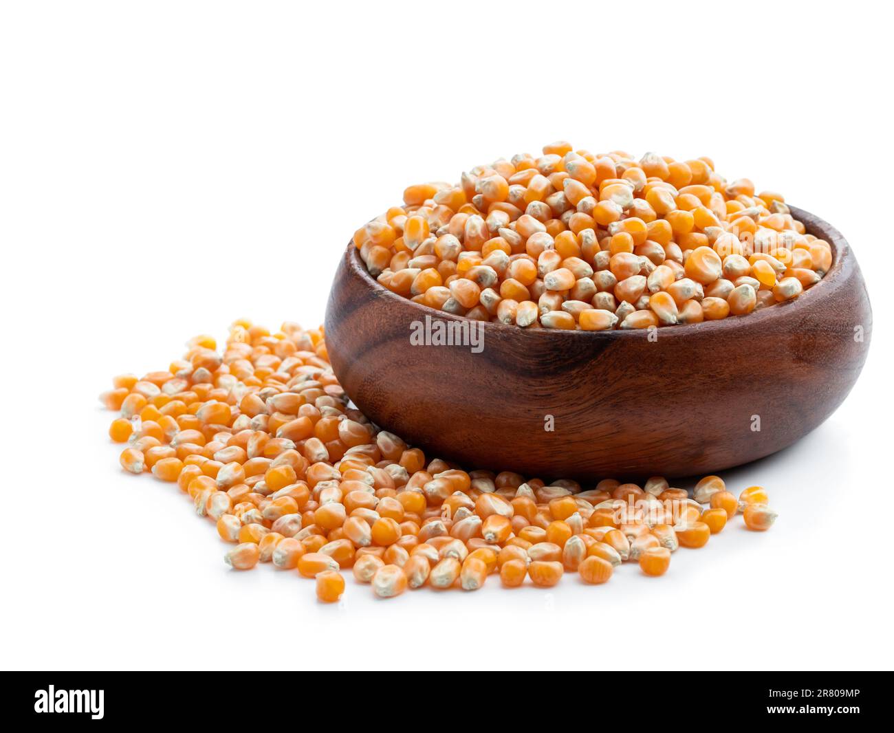 Grains de maïs séchés dans un bol en bois isolé sur blanc Banque D'Images