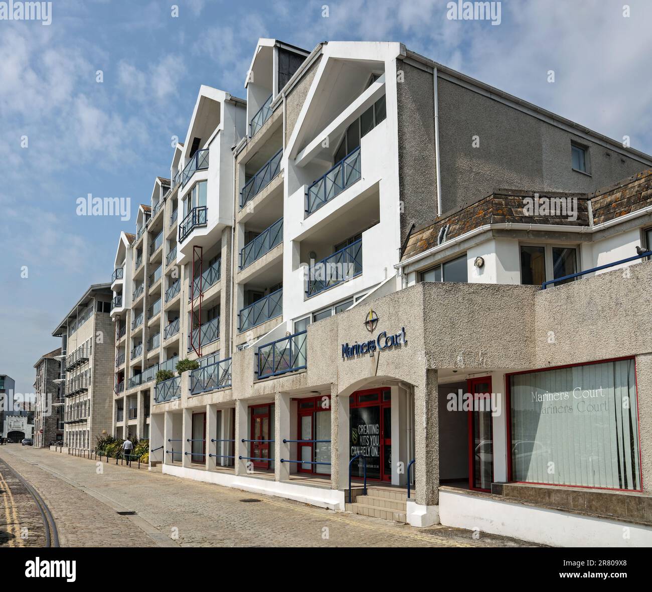 Mariners court avec balcon donnant sur le havre de sécurité du port Sutton de Plymouth. Comme pour beaucoup de grandes villes espaces autrefois utilisés pour l'industrie et Banque D'Images