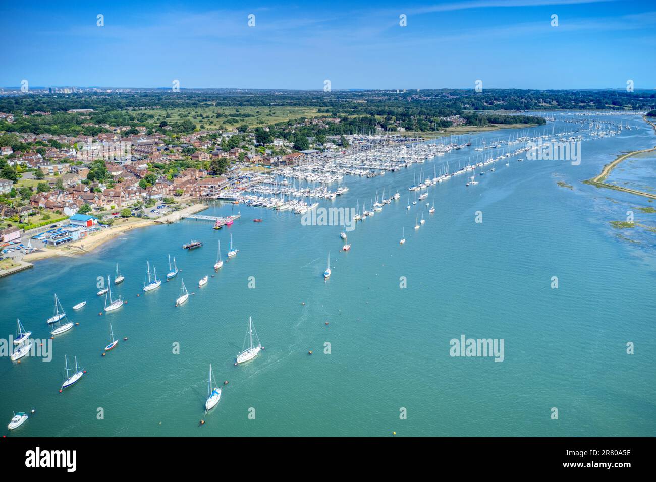 Vue aérienne sur les bateaux à voile à l'ancre sur la rivière Hamble et vers Hamble le Rice avec des marinas pleines de bateaux de plaisance. Banque D'Images