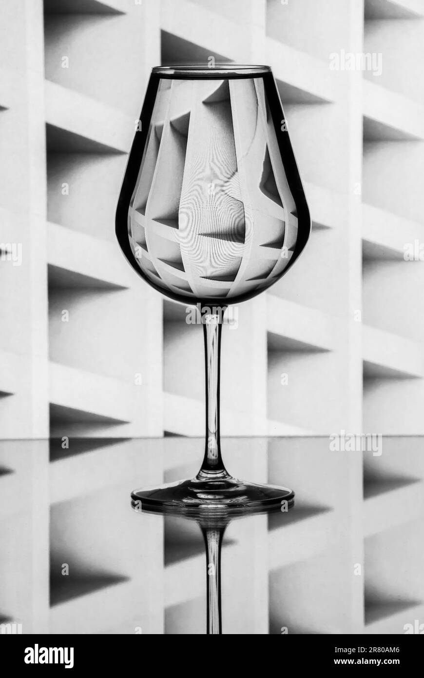 Un verre d'eau fait face à un magnifique arrière-plan Banque D'Images