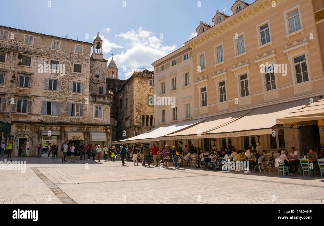 Split, Croatie - 12 mai 2023. Narodni Trg - place du peuple. Zeljezna Vrata ou porte de fer, horloge de Pjaca et palais de Cyprian sont le centre de fond Banque D'Images