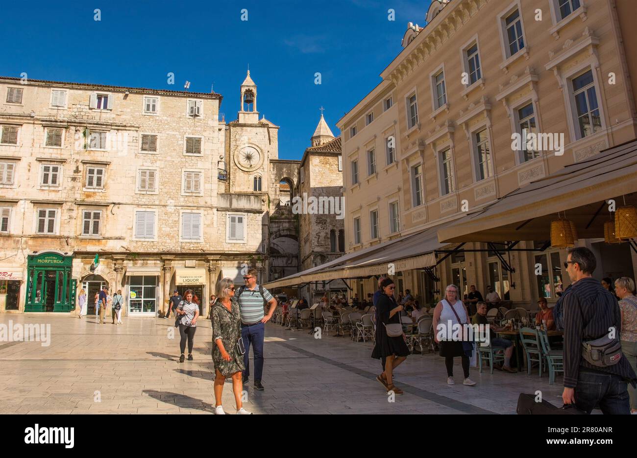Split, Croatie - 12 mai 2023. Narodni Trg - place du peuple. Zeljezna Vrata ou porte de fer, horloge de Pjaca et palais de Cyprian sont le centre de fond Banque D'Images