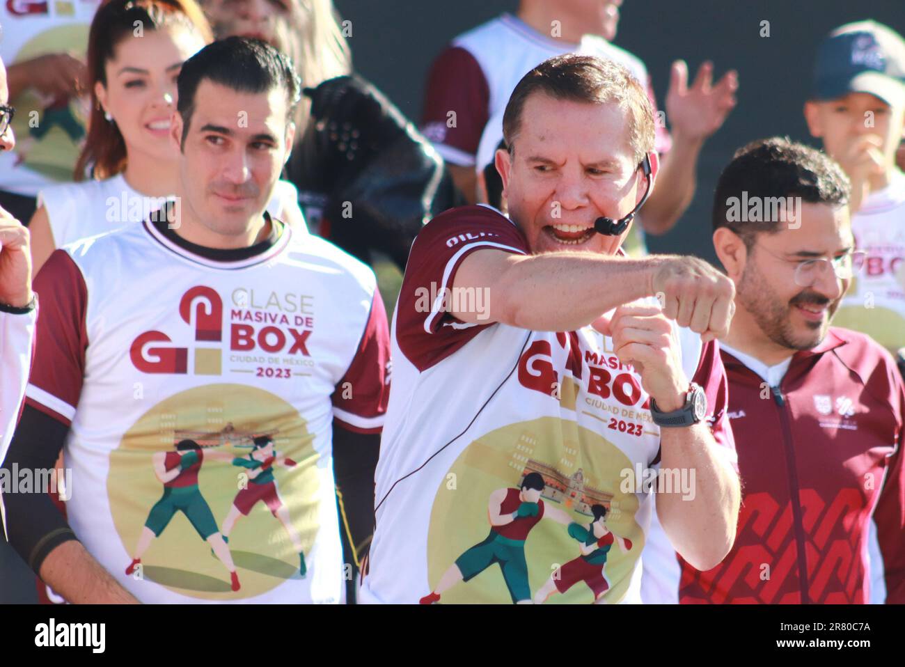 Des centaines de personnes participent à la grande classe de boxe de la ville de Mexico Zócalo, dirigée par des personnalités de la boxe mexicaine sur 17 juin 2023 à Mexico, au Mexique. (Photo de Carlos Santiago/Eyepix Group/Sipa USA) Banque D'Images