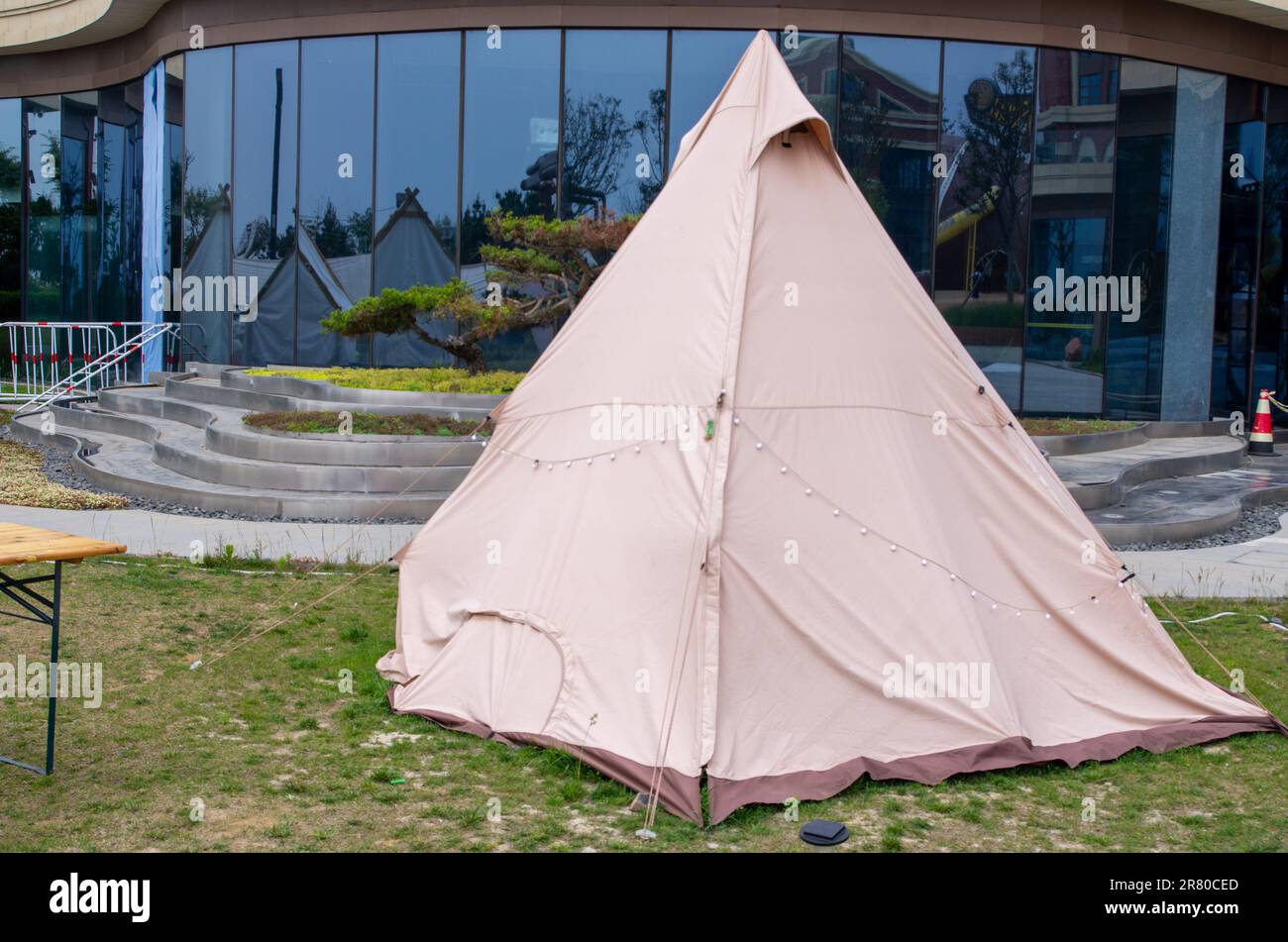 Diverses tentes de champ sur pelouse verte dans la zone de camping au parc Banque D'Images