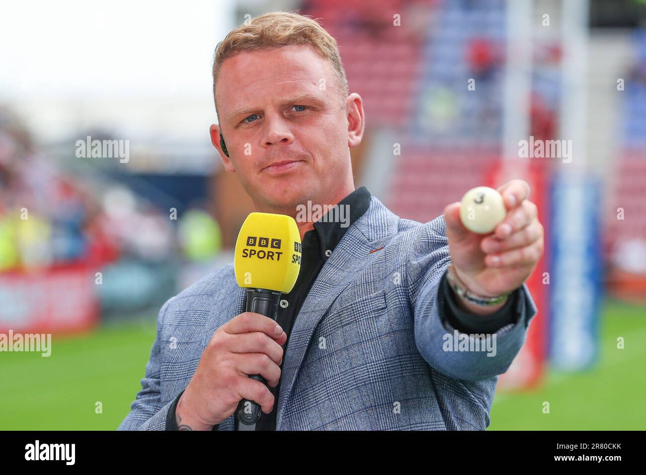 Kevin Brown, ancien joueur de Salford Red Devils, fait le tirage au sort pour la demi-finale de la coupe du défi de Betfred lors du match quart-finale de la coupe du défi de Betfred Wigan Warriors vs Warrington Wolves au stade DW, Wigan, Royaume-Uni, 18th juin 2023 (photo de Gareth Evans/News Images) Banque D'Images