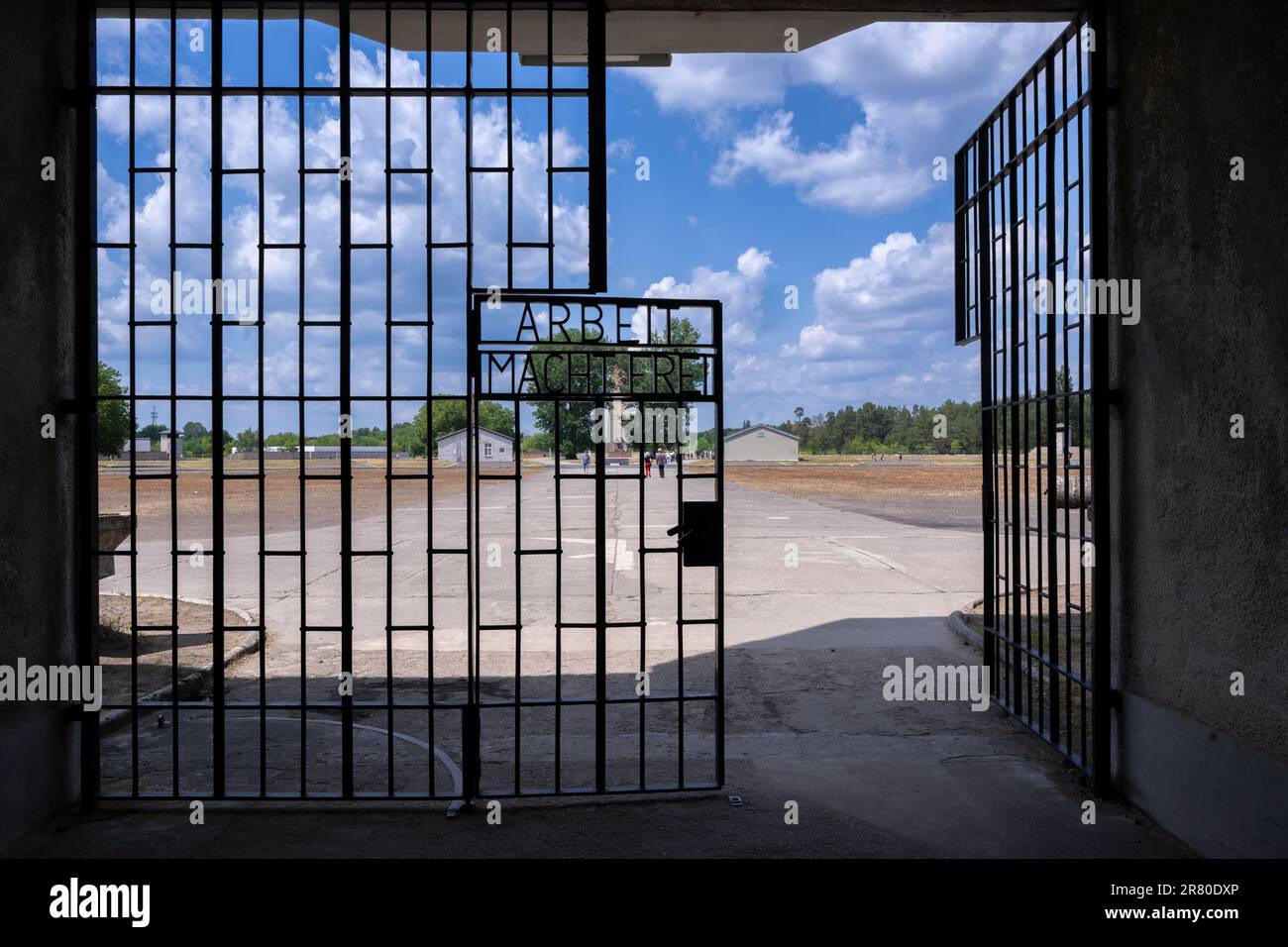 Oranienburg, Allemagne. 18th juin 2023. Les mots 'Arbeit macht frei' ('le travail vous rend libre') sont écrits sur la porte d'entrée de l'ancien camp de concentration de Sachsenhausen. En juin 1938, les agents de la police criminelle ont expulsé plus de 10 000 personnes vers des camps de concentration, où elles ont été marquées d'un angle noir. La campagne nationale d'arrestation a été dirigée contre des personnes qualifiées d'« asociaux » par les socialistes nationaux. Parmi eux, il y avait des sans-abri, des alcooliques et des personnes ayant un casier judiciaire pour, entre autres choses, mendiant. Credit: Monika Skolimowska/dpa/Alay Live News Banque D'Images