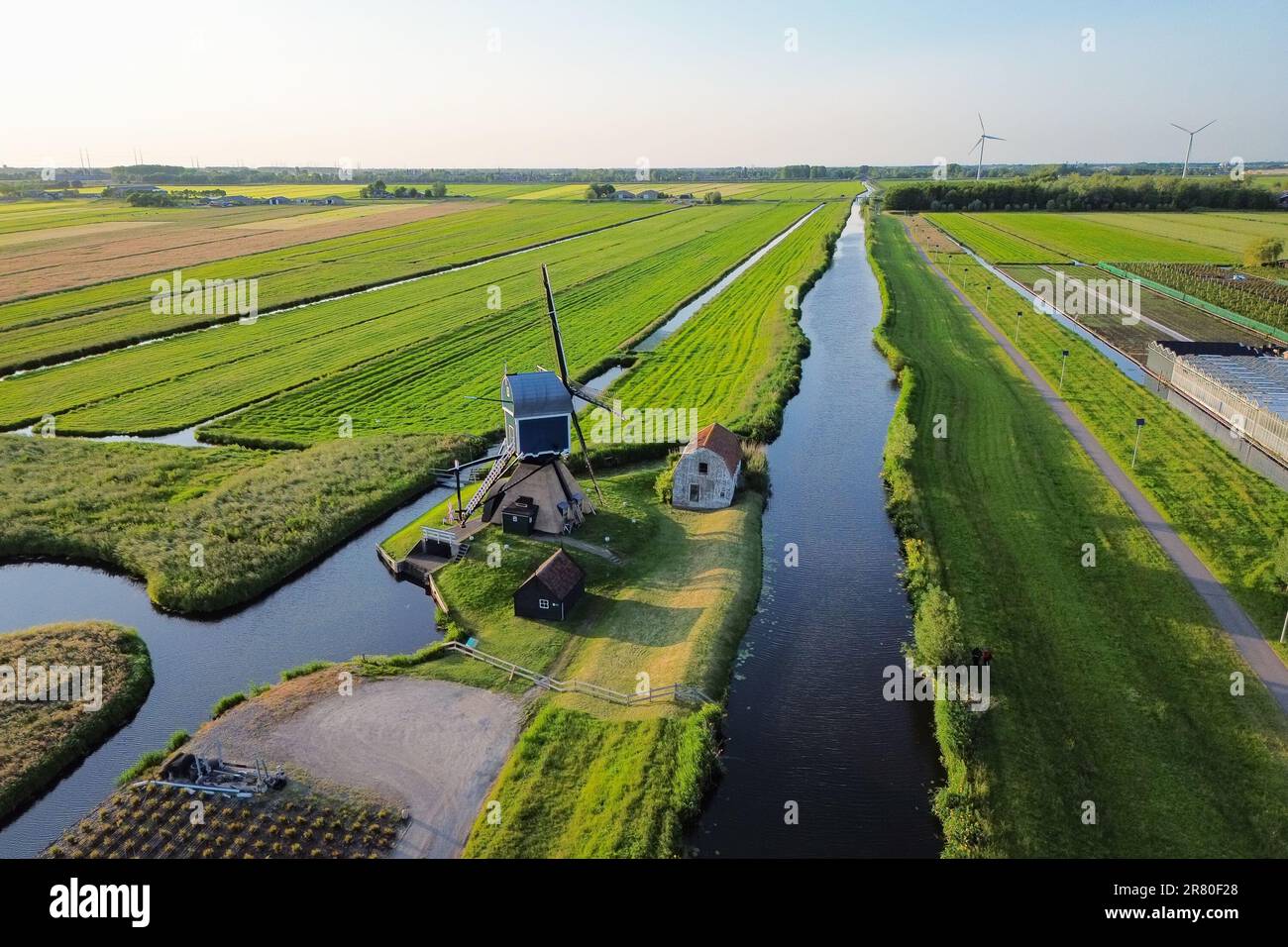 Paysage des pays-Bas avec moulin à vent pittoresque le long d'un canal Banque D'Images