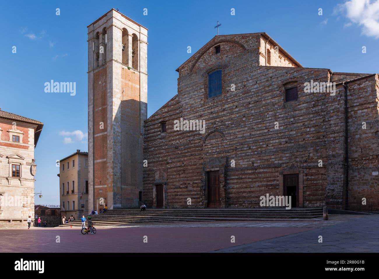 Montepulciano, province de Sienne, Toscane, Italie. Le Duomo ou la cathédrale de la Piazza Grande. La Cattedrale dell'Assunta a été construite pendant l'an 16th Banque D'Images