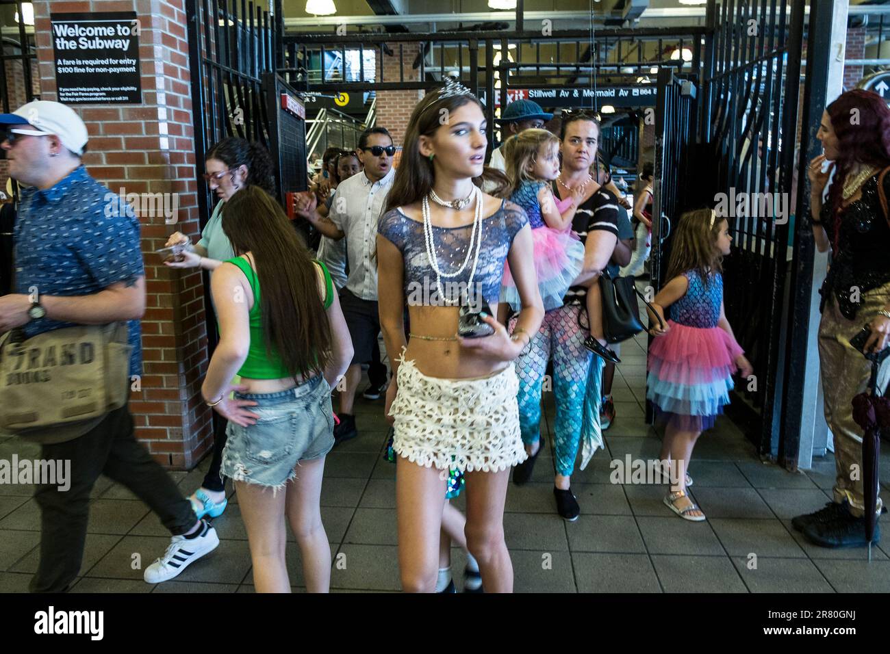 Brooklyn, New York, États-Unis. 17th juin 2023. Les gens arrivent à la station de métro Stilwell Avenue pour la parade de la Sirène de Coney Island. (Credit image: © Billy Tompkins/ZUMA Press Wire) USAGE ÉDITORIAL SEULEMENT! Non destiné À un usage commercial ! Banque D'Images