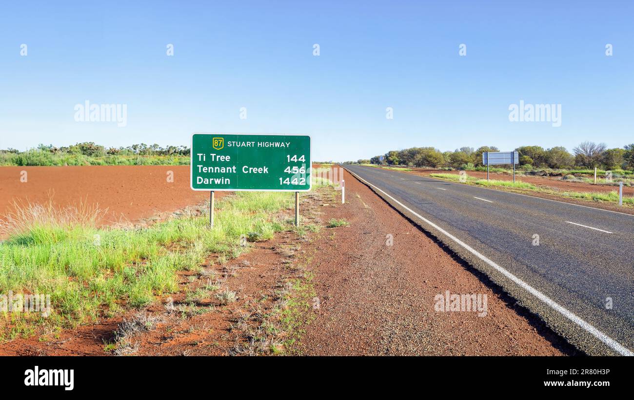 Un panneau pour Darwin et Tennant Creek sur la Stuart Highway dans le territoire du Nord de l'Australie Banque D'Images