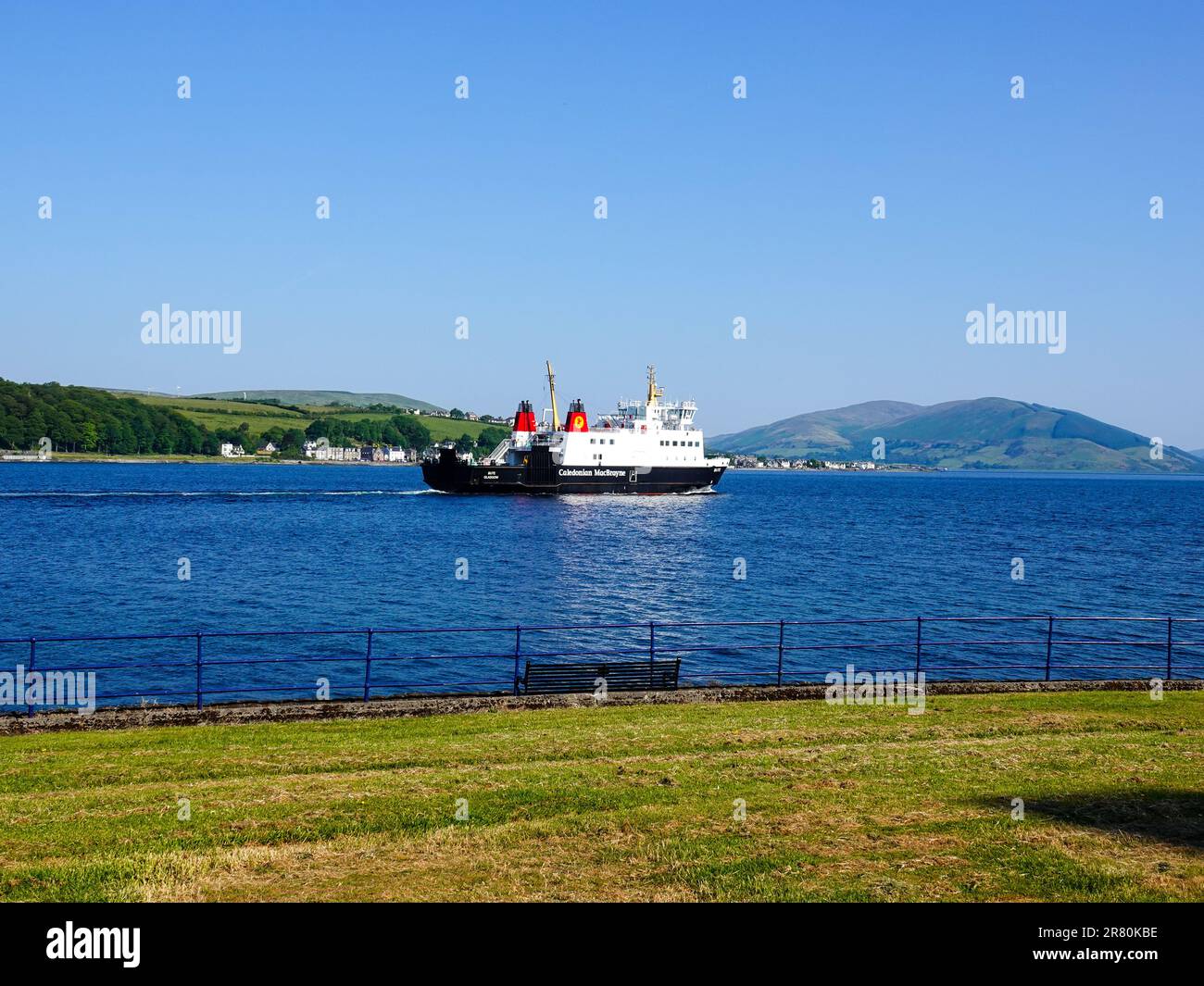 CalMac ferry quittant la ville de Rothesay sur l'île de Bute pour le port de Wemyss Bay sur le continent, jour lumineux, ensoleillé, Écosse, Royaume-Uni. Banque D'Images