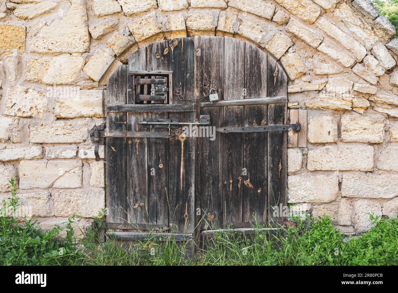Porte en bois Wintage dans le mur en pierre Banque D'Images