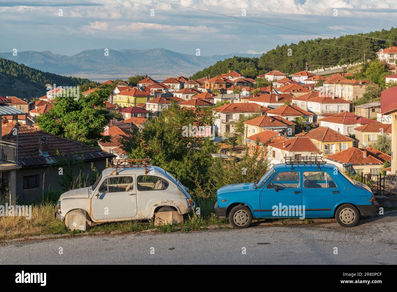 Vieilles voitures rétro rouillées dans la rue de la vieille ville des Balkans. Scène à Krusevo, en Macédoine du Nord Banque D'Images