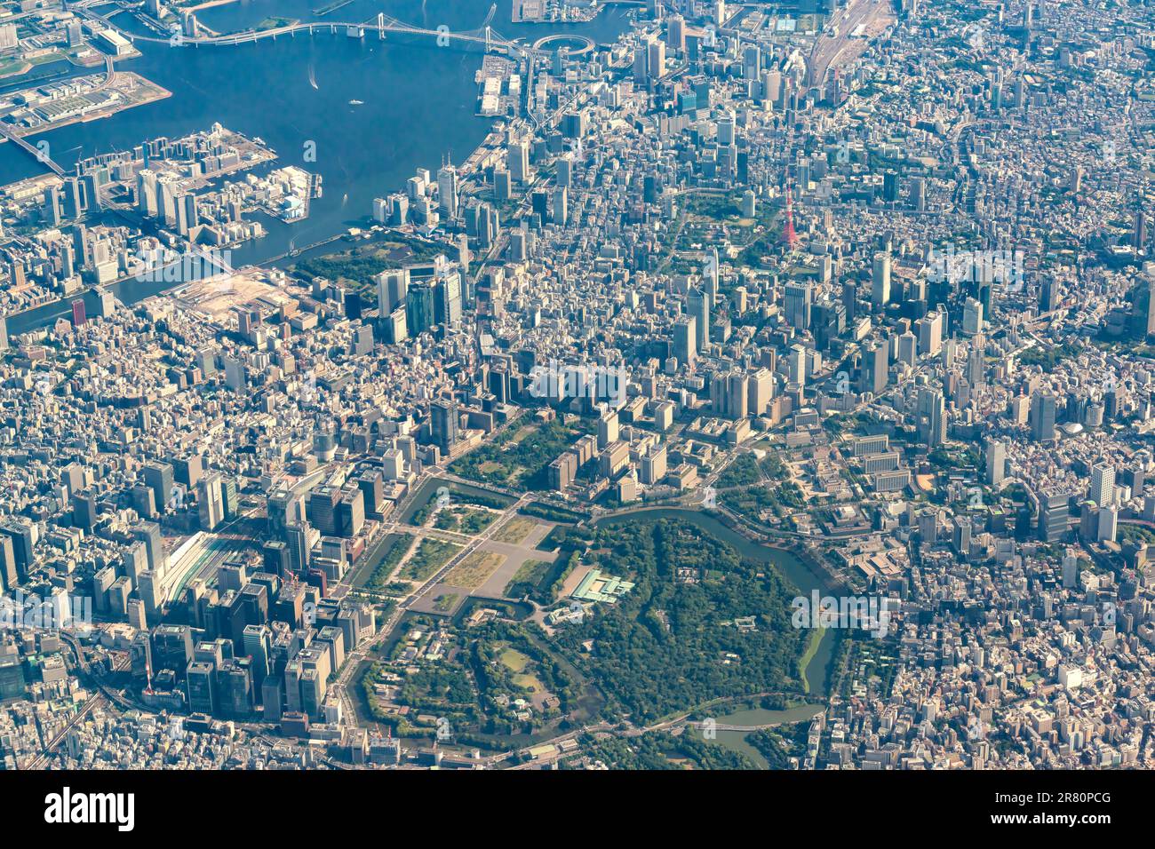 Vue sur la ville de Tokyo et le palais de l'empereur depuis un avion Banque D'Images