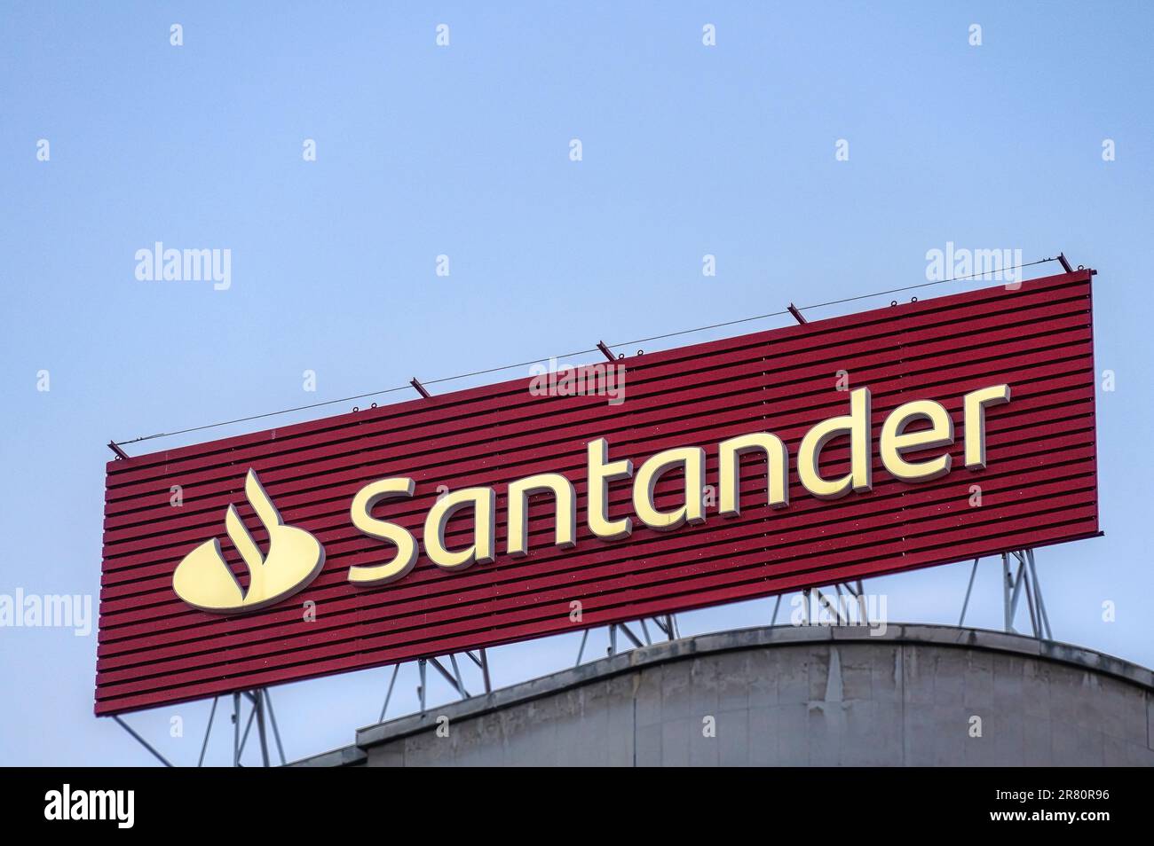 Asturias, Oviedo, Espagne - 12 février 2023 : panneau d'affichage affichant le logo et le signe de Santander. Le panneau est sur le toit d'un bâtiment. Banque D'Images Asturias, Oviedo, Espagne - 12 février 2023 : panneau d'affichage affichant le logo et le signe de Santander. Le panneau est sur le toit d'un bâtiment. Banque D'Images
