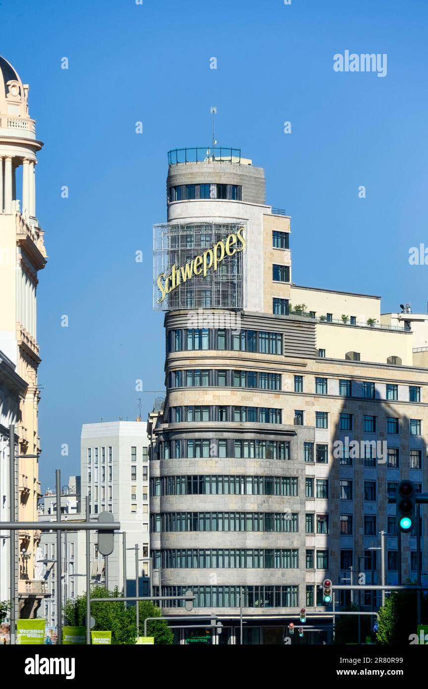 Madrid, Espagne - 19 juillet 2022: Le bâtiment Schweppes affiche son logo en évidence. Le siège social de l'entreprise est entouré d'un autre bâtiment de la ville Banque D'Images