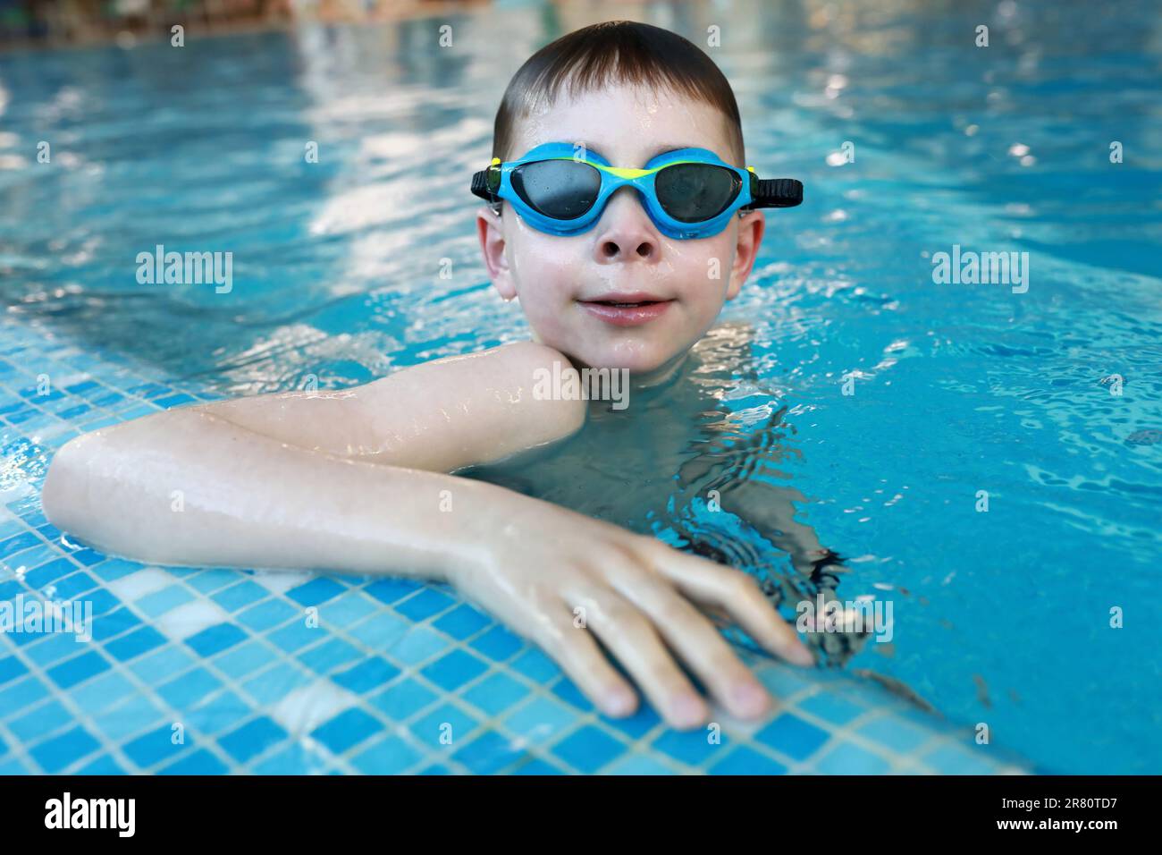Portrait d'un garçon se tenant sur le côté de la piscine Banque D'Images