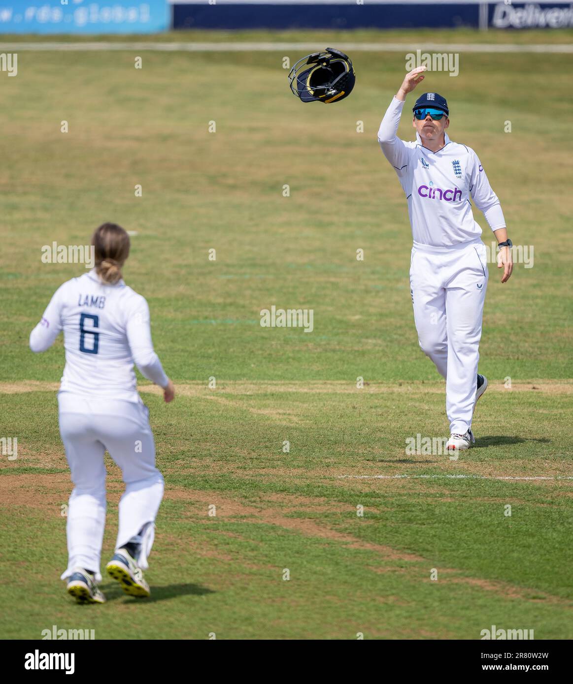 Le capitaine d'Angleterre Heather Knight lance le casque à Emma Lamb lors d'un match d'échauffement de 3 jours contre l'Australie A, avant le Ashes Test. Banque D'Images