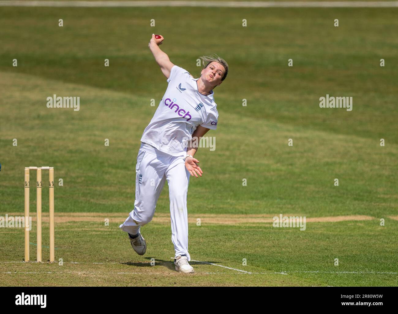 Lauren Bell Bowling pour l'Angleterre contre l'Australie A dans un match d'échauffement de 3 jours avant le match de test de cendres Banque D'Images