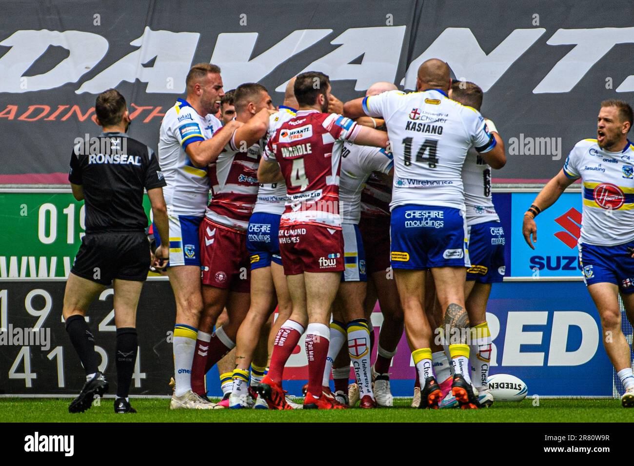 Les tempers se mettent à clignoter entre les équipes lors de la finale de la coupe du défi Betfred entre Wigan Warriors et Warrington Wolves au stade DW, à Wigan, le dimanche 18th juin 2023. (Photo : Ian Charles | INFORMATIONS MI) Credit: INFORMATIONS MI & Sport /Alamy Live News Banque D'Images