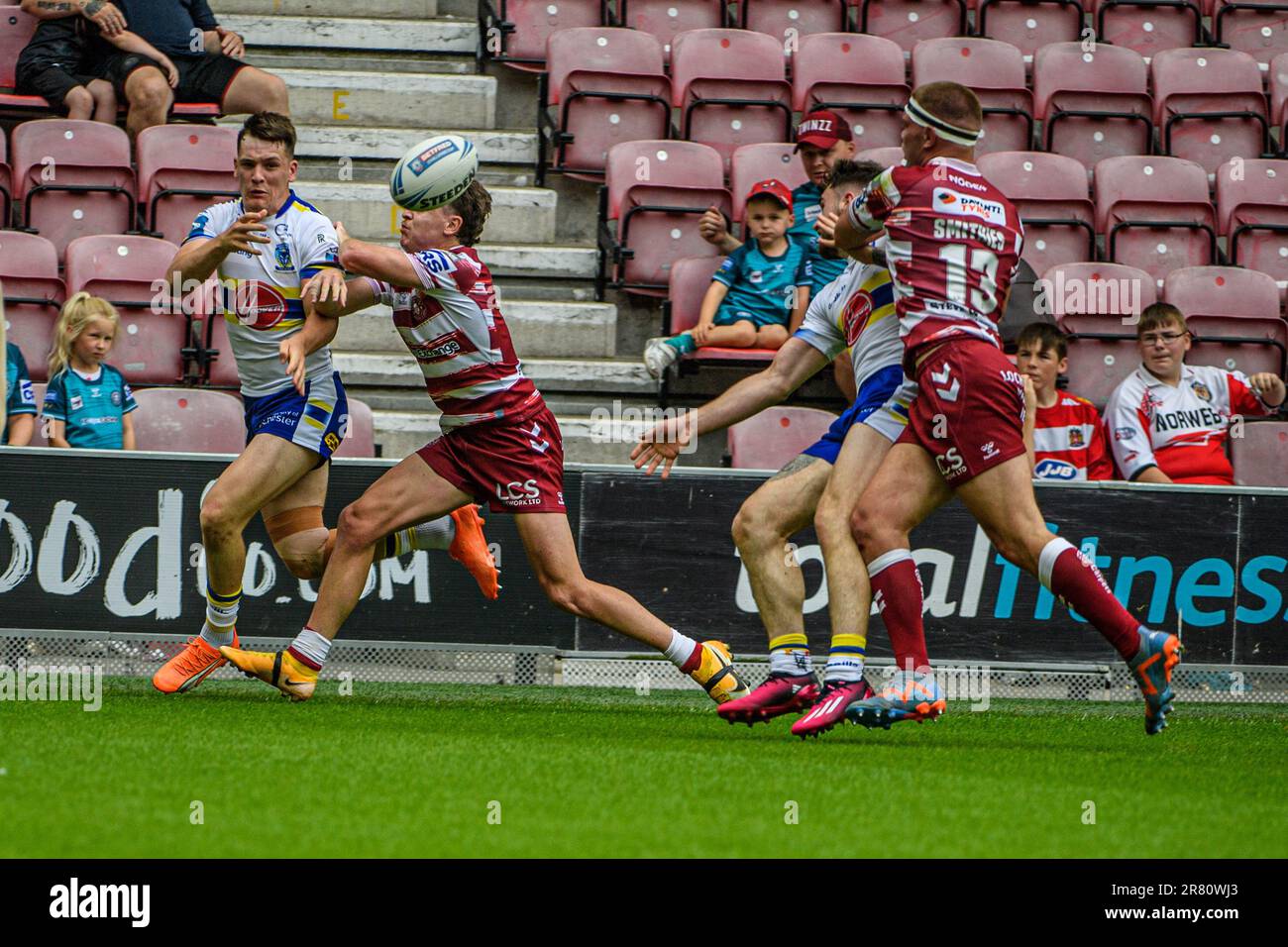 George Williams déleste le ballon, mais sans coéquipier pour le prendre lors de la finale de la coupe du défi de Betfred entre Wigan Warriors et Warrington Wolves au stade DW, Wigan, le dimanche 18th juin 2023. (Photo : Ian Charles | INFORMATIONS MI) Credit: INFORMATIONS MI & Sport /Alamy Live News Banque D'Images