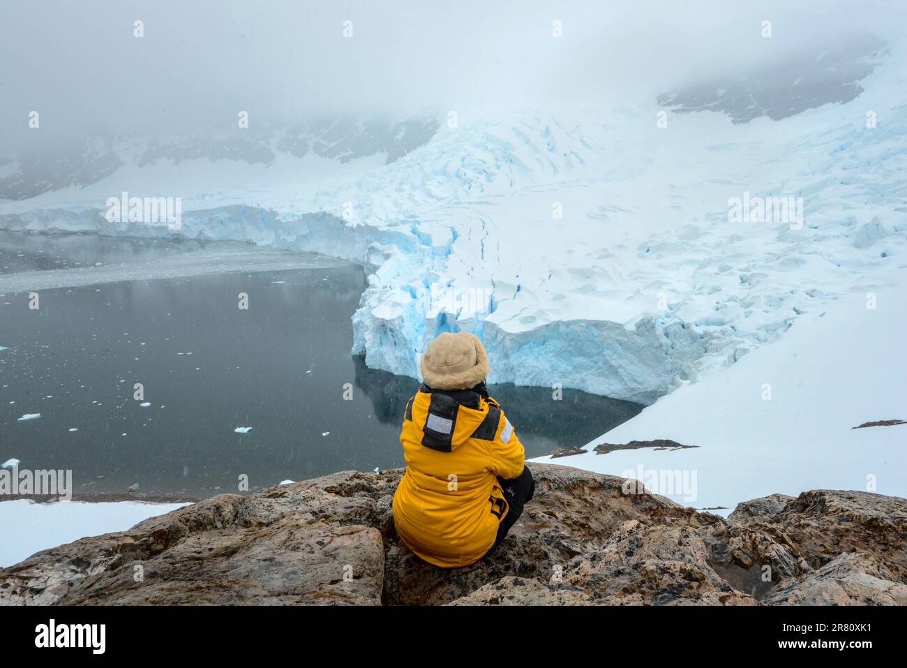 l'explorateur de l'Antarctique se reposant et contemplant le vaste paysage de l'Antarctique. Banque D'Images