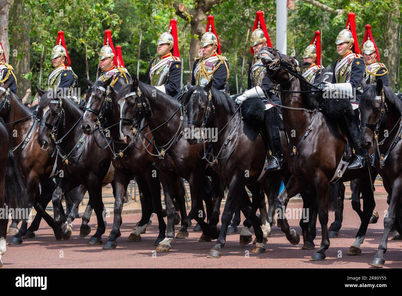 Blues & Royals of the Household Cavalry Mounted Regiment at Trooping the Color in the Mall, Londres, Royaume-Uni. L'escorte de Sovereign de cavaliers de l'armée britannique Banque D'Images