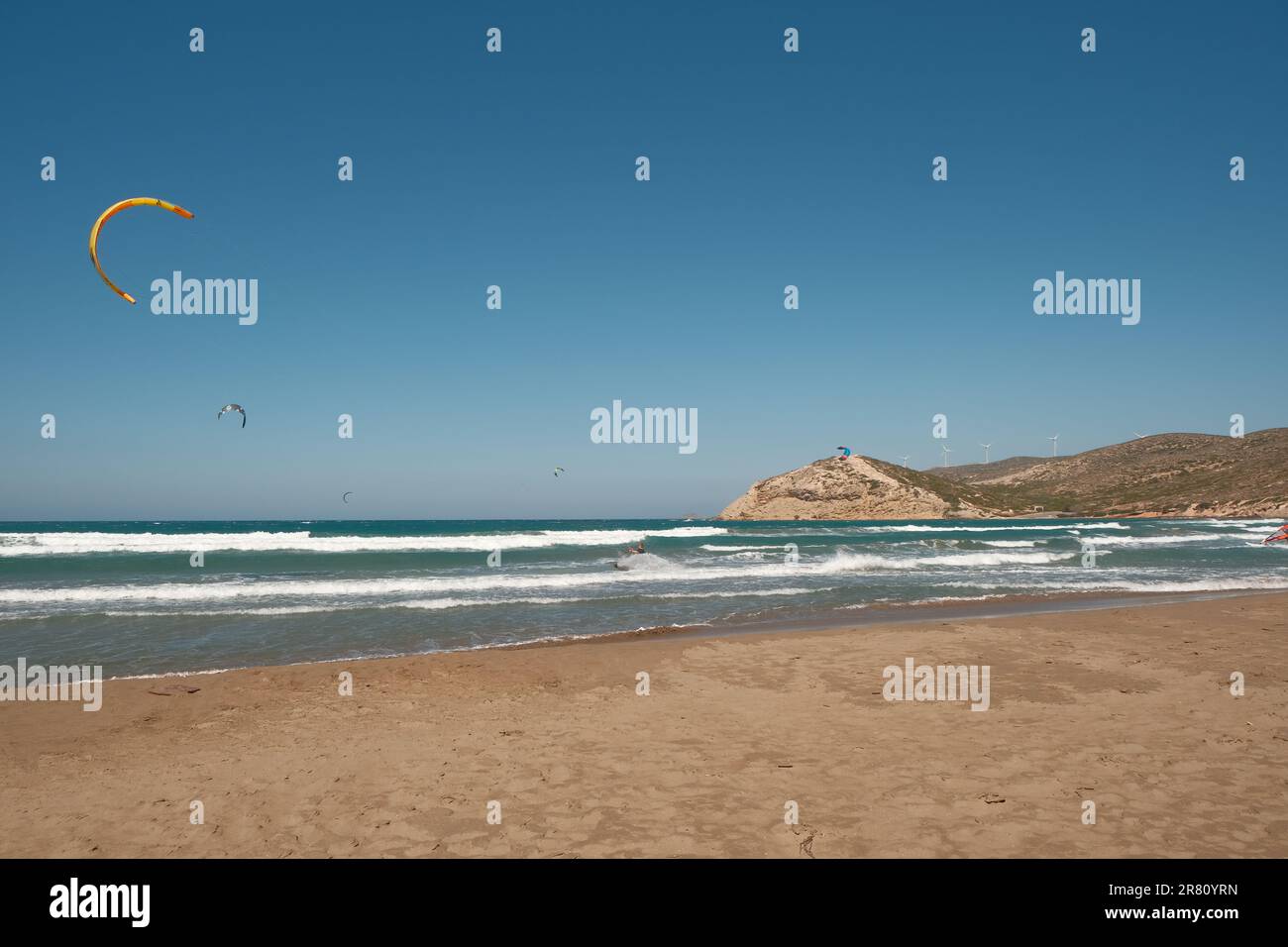 Différents réveils surfent en mer sur la plage de Prasonisi sur l'île de Rhodes. Banque D'Images