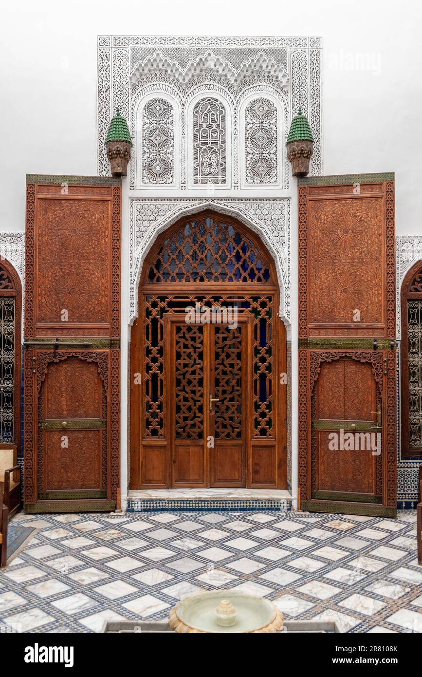 MARRAKECH, MAROC - ARIL 10, 2023 - intérieur d'un magnifique palais marocain de style mauresque, Maroc Banque D'Images