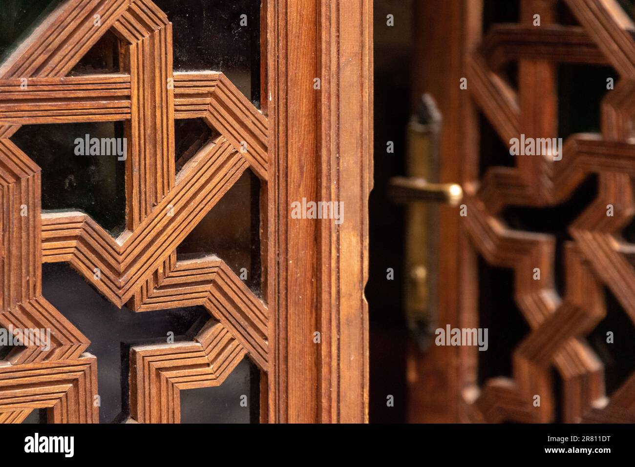 Porte décorée dans un palais arabe à Marrakech, au Maroc Banque D'Images
