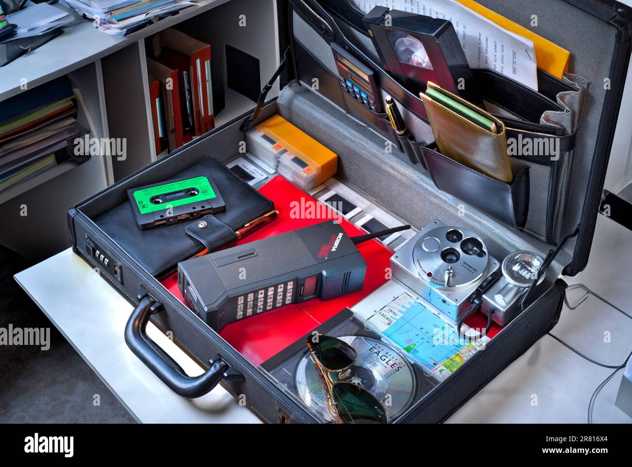 La technologie des années 1980 dans la mallette Mobira Cityman 1320 portable portable articles des années 1980 inc, Filofax, cassette VHS, CD, Olympus 35mm Camera Slides chèques etc Banque D'Images