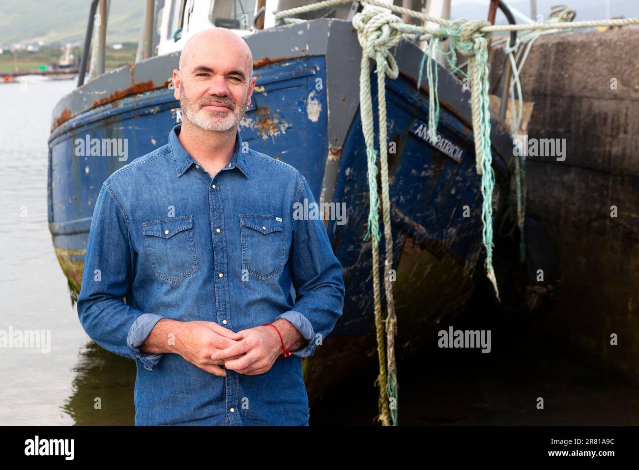 Grand homme chauve avec barbe blanche et chemise en denim Banque D'Images