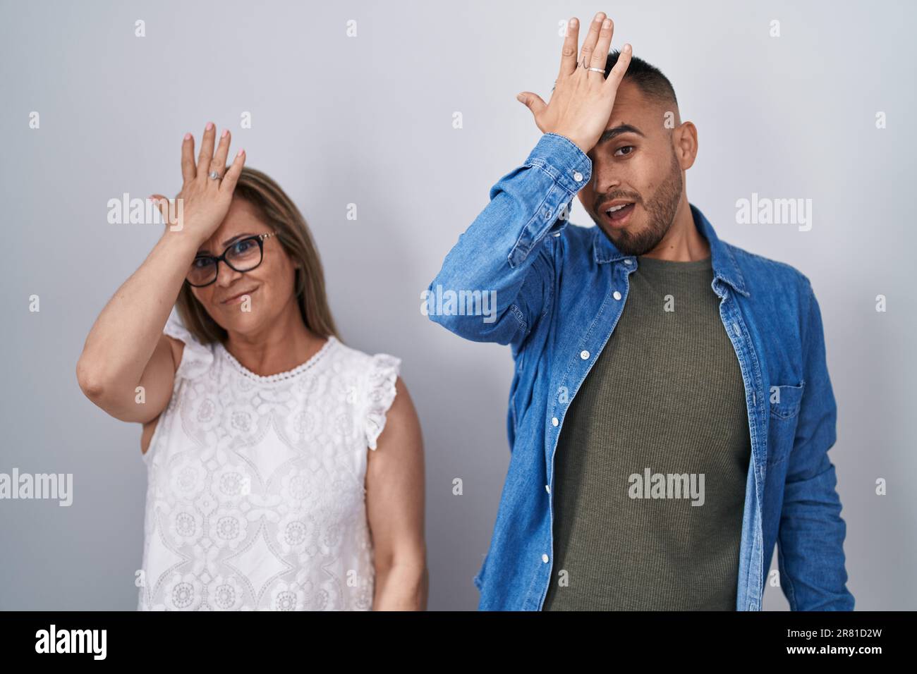 La mère hispanique et son fils debout ensemble surpris de main sur la tête pour l'erreur, rappelez-vous l'erreur. oubli, mauvais concept de mémoire. Banque D'Images La mère hispanique et son fils debout ensemble surpris de main sur la tête pour l'erreur, rappelez-vous l'erreur. oubli, mauvais concept de mémoire. Banque D'Images