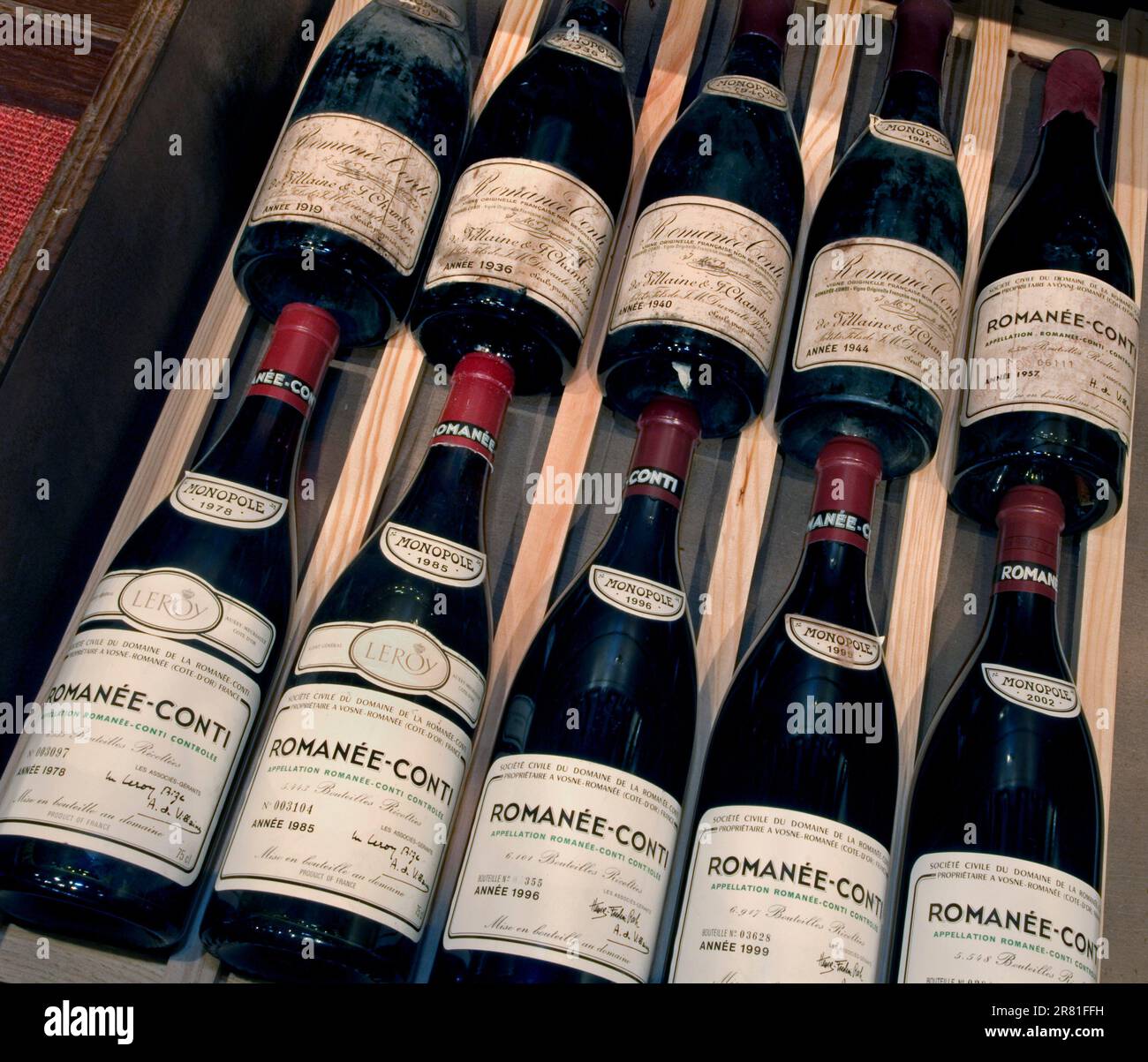 Romanee-Conti Bourgogne bouteilles de vin rouge Grand cru Pinot Noir dans une collection de cave privée de luxe rare, datant de 1919 à 2002 Côte de Beaune Bourgogne France Banque D'Images