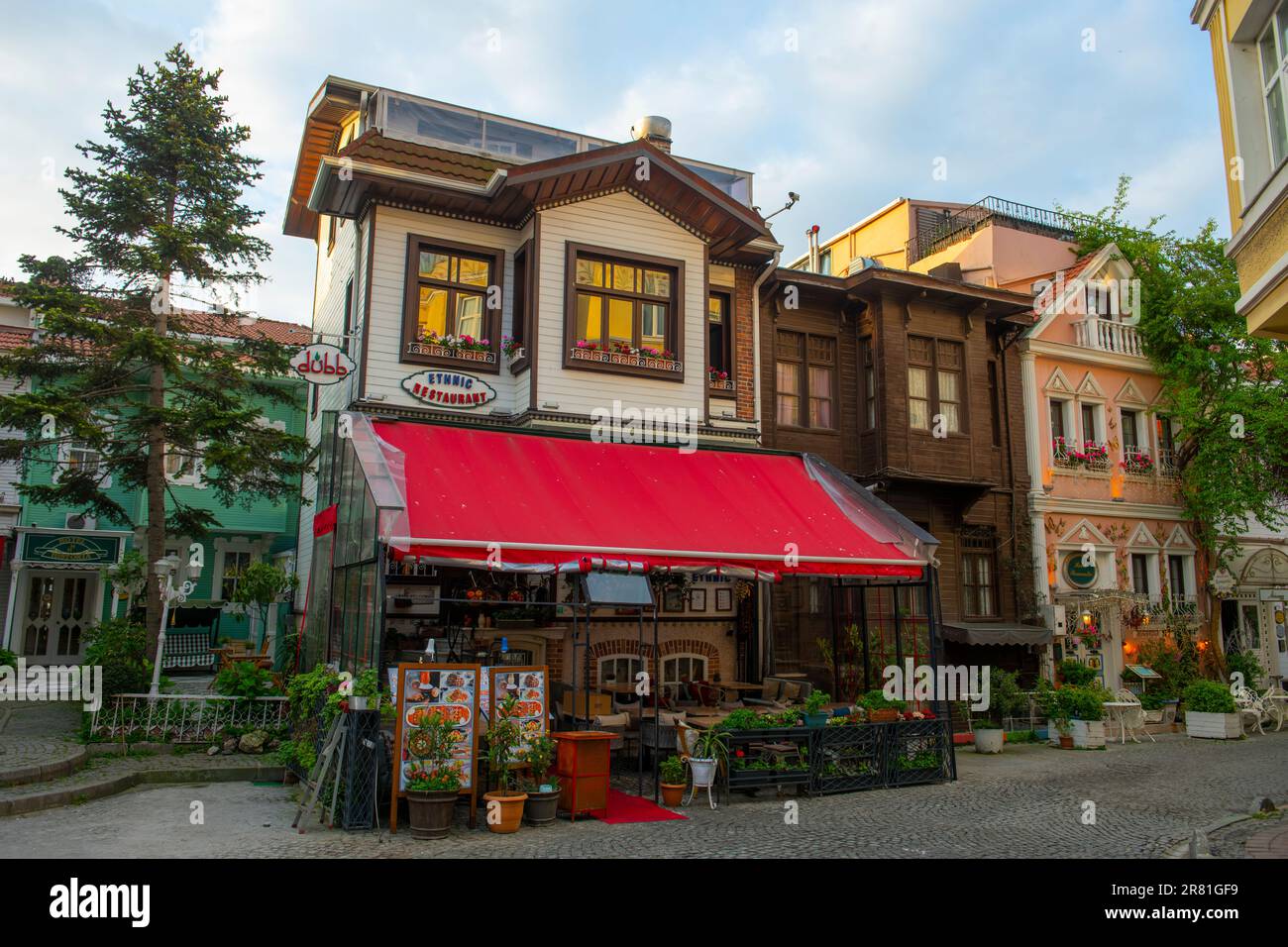 Restaurant ethnique Dubb sur la rue Amiral Tafdil SK à Sultanahmet dans la ville historique d'Istanbul, Turquie. Les zones historiques d'Istanbul est un monde de l'UNESCO il Banque D'Images