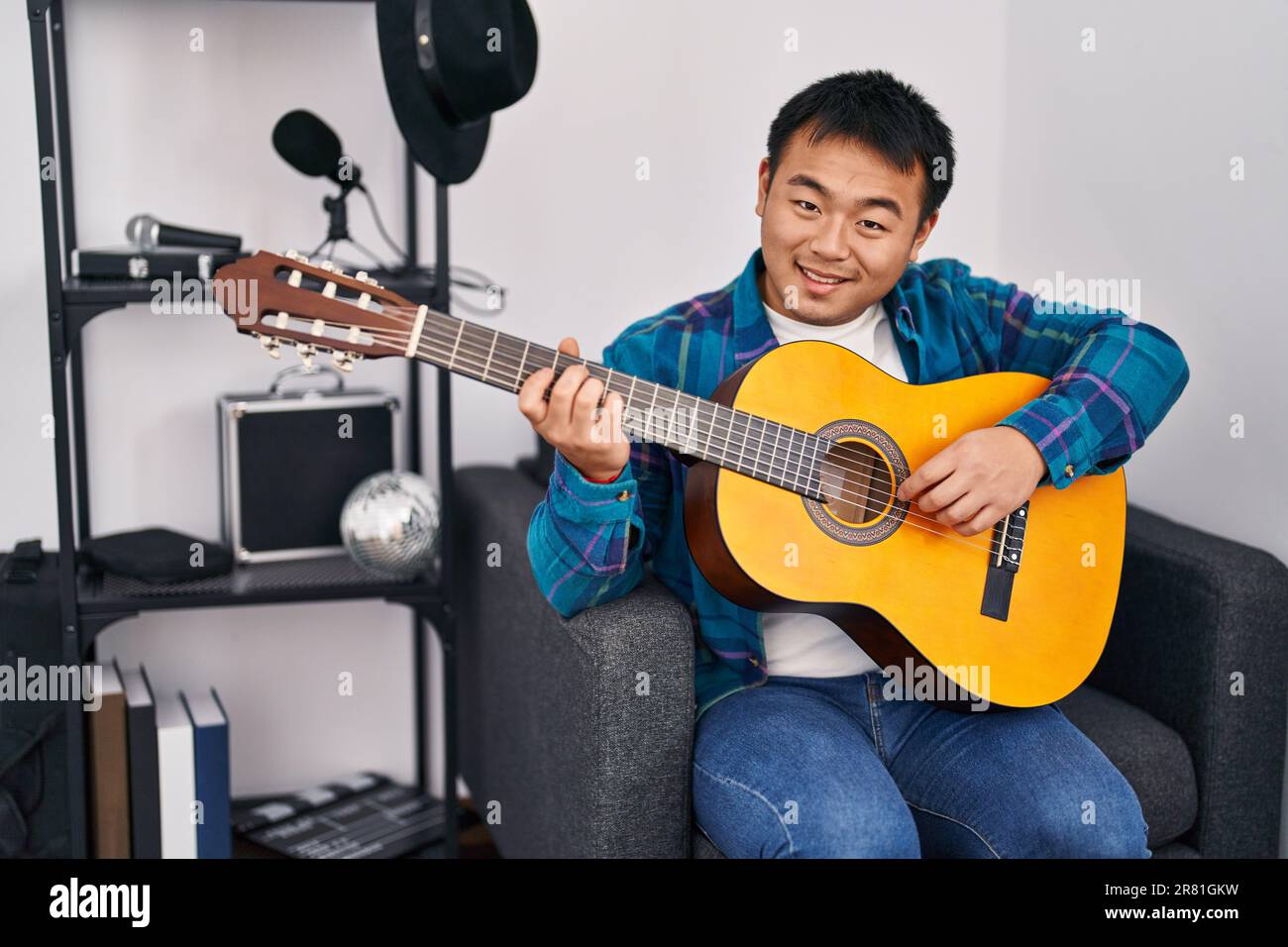 Jeune guitariste chinois jouant de la guitare classique dans un studio de  musique Photo Stock - Alamy